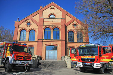 Feuerwehrfahrzeuge vor der Festhalle