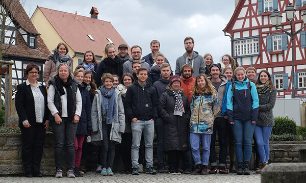 Gruppenfoto mit Studierenden