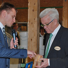 Liegt die Zukunft des Holzbaus in der Buche? MP Kretschmann im Gespräch mit Prof. Marcus Müller (Foto: F. Brodbeck)