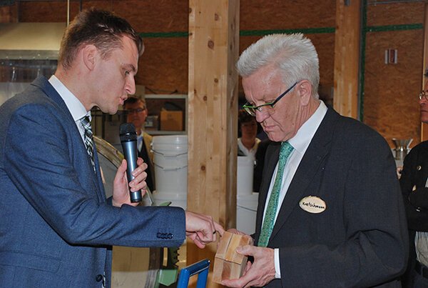 Liegt die Zukunft des Holzbaus in der Buche? MP Kretschmann im Gespräch mit Prof. Marcus Müller (Foto: F. Brodbeck)