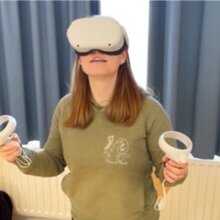 Studentin mit VR-Brille
