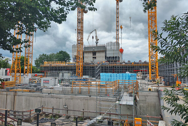 Blick auf eine Baustelle mit Kränen