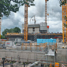 Blick auf eine Baustelle mit Kränen