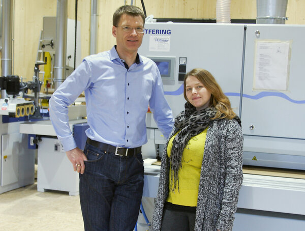 RegioHOLZ bekommt ein Gesicht an der Hochschule Rottenburg: Die Holztechnologin Anja Röllich und Prof. Dr. Bertil Burian betreuen den wissenschaftlichen Part der Initiative. Foto: Rothfuss/WFG Nordschwarzwald 