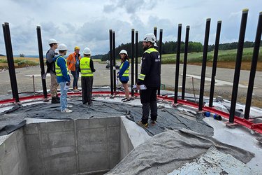 Studierende begutachten die Baustelle