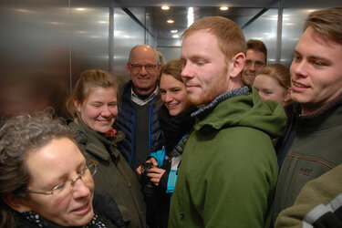 Exkursionsteilnehmer in einem Fahrstuhl
