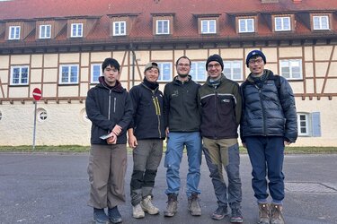 Gruppenfoto mit den Teilehmern vor dem Gebäude der HFR