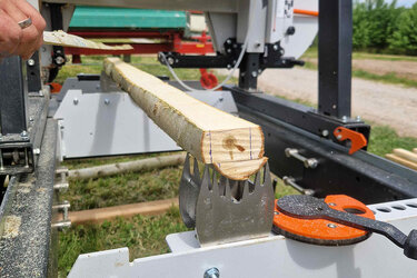 Mobile Bandsäge beim Sägen von Schnittholz