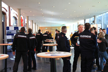 Feuerwehrleute stehen in der Festhalle