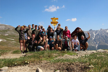 Gruppenfoto mit Studierenden und Professoren in den Schweizer Alpen
