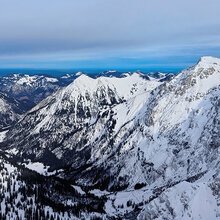 Blick auf eine verschneite Hochgebirgslandschaft