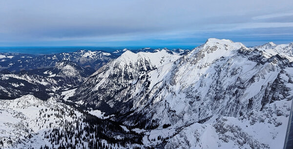 Blick auf eine verschneite Hochgebirgslandschaft