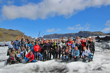 Gruppenfoto mit den Exkursionsteilnehmer auf einem Schneefeld in Island. Die Teilnehmer sind ausgerüstet mit Steigeisen und Eispickel.