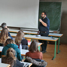 Chris Kühn diskutiert mit Studierenden im Hörsaal