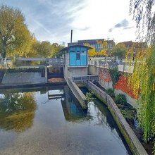 Blick auf ein kleines Stauwehr