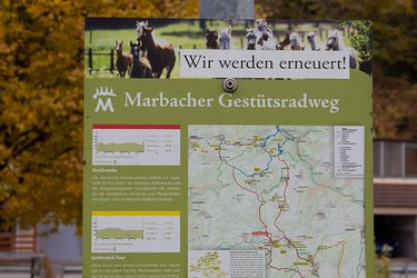 Informationstafel über die drei ausgearbeiteten Radtouren mit Streckenverlauf und Streckenprofil