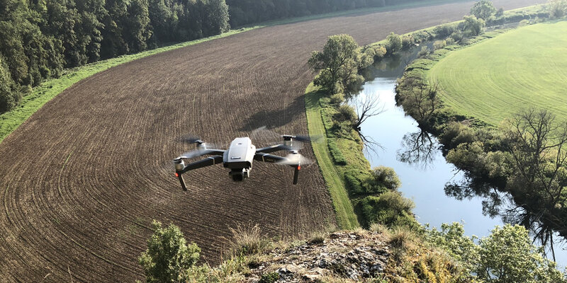 Drohne über einem Flusstal 