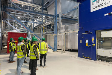 Studierende im Müllheizkraftwerk