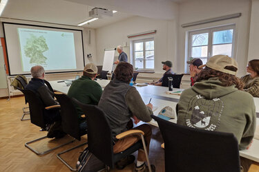 Prof. Schurr referiert im Besprechungsraum