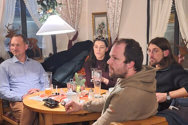 Teilnehmer der Feier sitzen an Tischen in der Gaststätte