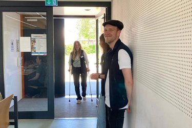 Ein Studiengangskoordinator lächelt in die Kamera