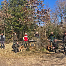 Gruppenfoto im Wald mit den neuen Erstsemestern im Studiengang Master Forstwirtschaft in Rottenburg