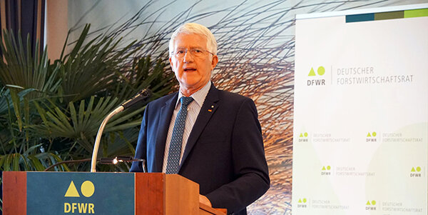 Georg Schirmbeck, der Präsident des Deutschen Forstwirtschaftsrates, besucht die  Hochschule für Forstwirtschaft in Rottenburg