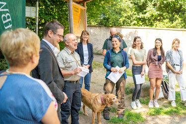 Die Teilnehmer stehen als Gruppe zusammen und amüsieren sich