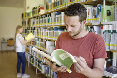 Student in der Bibliothek