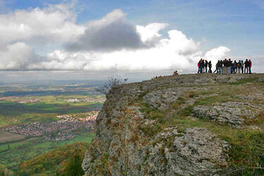 Blick auf einen Aussichtsfelsen mit Studierenden darauf