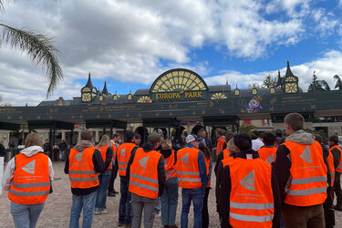 Studierende stehen vor dem Eingansbereich des Freizeitparks