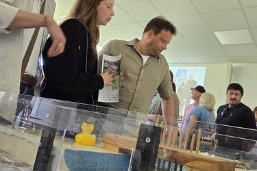 Besucher informieren sich an einem Stand