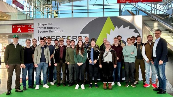 Gruppenfoto mit der Rottenburger Exkursionsgruppe am Eingang zur INTERFORST Messe.