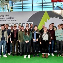 Gruppenfoto mit der Rottenburger Exkursionsgruppe am Eingang zur INTERFORST Messe.