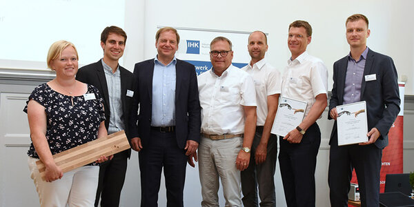 Gruppenfoto: Die IHK Reutlingen überreicht den Preis „Exzellenter Technologietransfer Neckar-Alb 2019“ an die die Wissenschaftler Prof. Dr. Bertil Burian, Prof. Dr. Marcus Müller, Sabrina Puttmann und Lukas Müller.