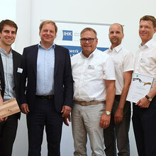 Gruppenfoto: Die IHK Reutlingen überreicht den Preis „Exzellenter Technologietransfer Neckar-Alb 2019“ an die die Wissenschaftler Prof. Dr. Bertil Burian, Prof. Dr. Marcus Müller, Sabrina Puttmann und Lukas Müller.