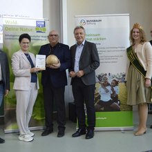 Prof. Kaiser bekommt den Preis auf der Bühne überreicht. v.l.n.r.: Ulrich Kienzler (SDW BW Karlsruhe), Marion Gentges MdL (Ministerin für Ländlichen Raum, Landwirtschaft und Heimat), Preisträger Prof. Dr. Bastian Kaiser, Peter Jahn (NUSSBAUM Stiftung), Franziska Waselikowski (Waldkönigin Baden-Wüttemberg) und Karl-Wilhelm Röhm (Landesehrenvorsitzender SDW BW) bei der Verleihung des SDW Ehrenpreises 2026. (Foto: SDW BW)