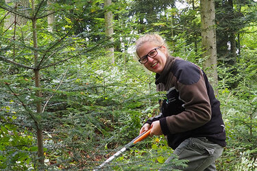 Studentin entfernen mit der Astschere junge Bäume