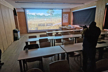 Studierender im Schießkino