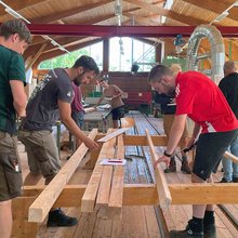 Studierende im Schulungssägewerk