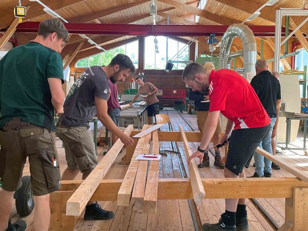 Studierende im Schulungssägewerk