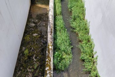 Blick auf einen Wasserkanal