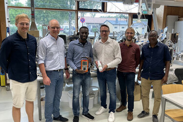 Das Projektteam und Michael Kersting freuen sich auf die zukünftige Zusammenarbeit (v.l.n.r. Florian Empl, Prof. Dr. Stefan Pelz, Joseph Yankyera Kusi, Michael Kersting, Ralf Müller und Felix Kwame Ayenyebo) 