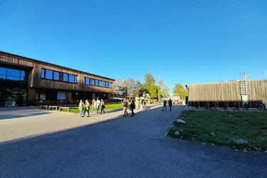 Teilnehmer laufen gemeinsam über den Campus.