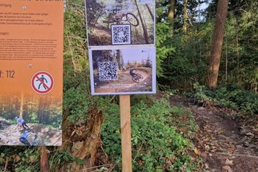 Nahaufnahme des Umfrageschilds