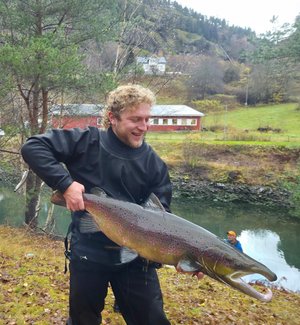 Angler mit einem sehr großen Fisch in den Armen