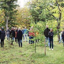 Gruppenfoto mit dem Erstsemester der Masterstudiengänge SENCE, Forstwirtschaft und Ressourceneffizientes Bauen im Arboretum der Hochschule Rottenburg