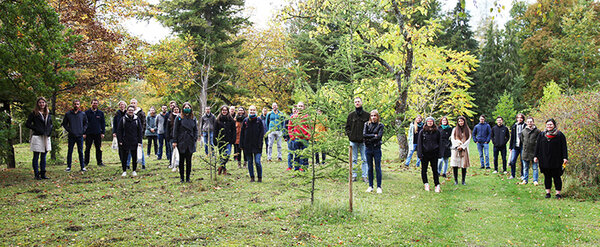 Gruppenfoto mit dem Erstsemester der Masterstudiengänge SENCE, Forstwirtschaft und Ressourceneffizientes Bauen im Arboretum der Hochschule Rottenburg