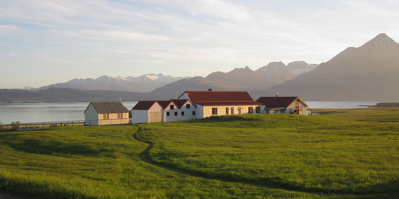 Landschaftsbild mit Häusern und Bergen