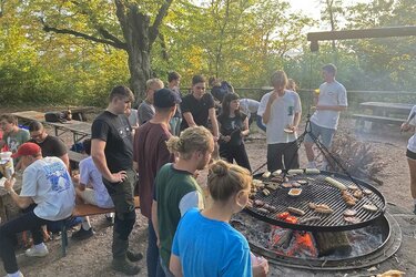 Studienanfänger beim Grillen auf der Weilerburg